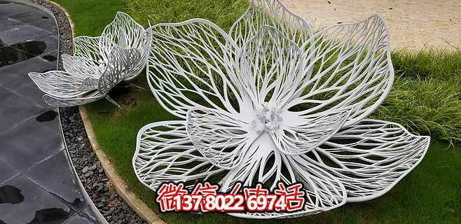 不銹鋼蓮花雕塑，鐵藝裝點戶外廣場
