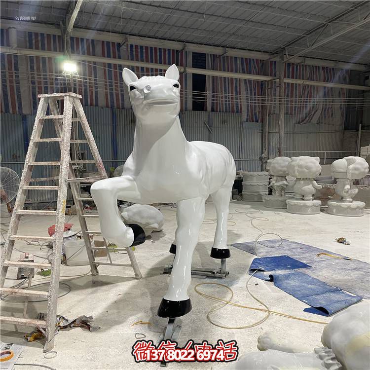 玻璃鋼馬雕塑，點(diǎn)綴戶外園林