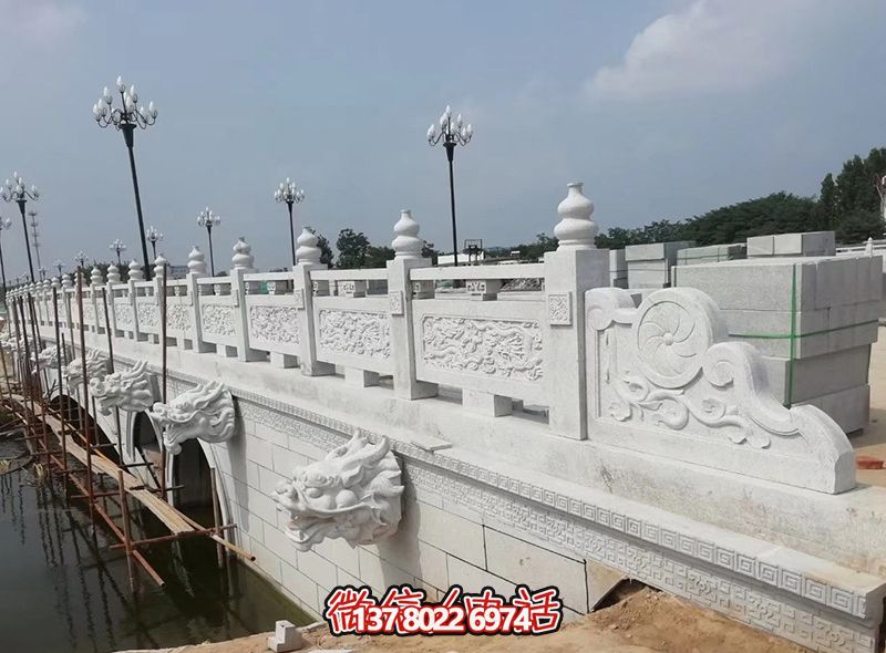 精美漢白玉石拱橋，融龍紋雕刻欄桿