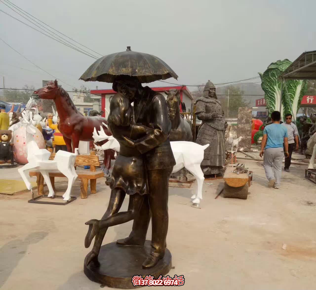 銅雕傘情侶接吻雕塑，在景區(qū)擁抱浪漫