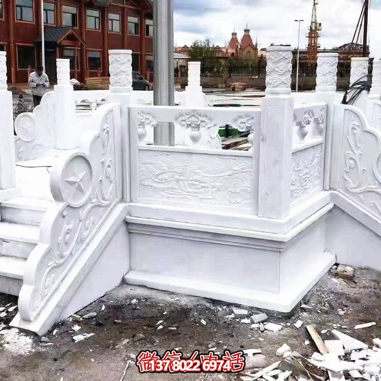 漢白玉升旗臺，做工精美，安全防護欄桿