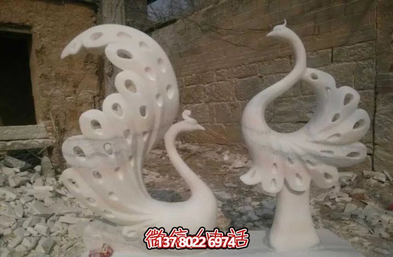 不銹鋼鏤空孔雀雕塑，點(diǎn)綴公園湖邊