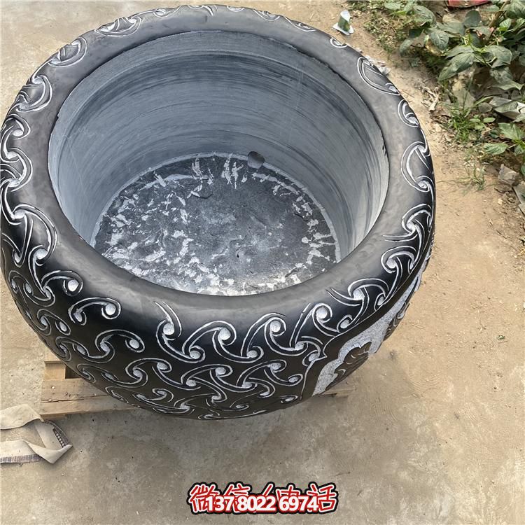 仿古大理石浮雕花紋花盆，營造優(yōu)雅庭院空間