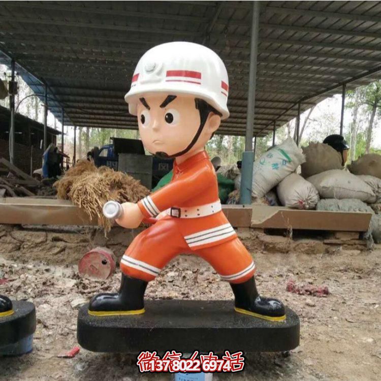 消防英雄銅雕塑像，為廣場添彩