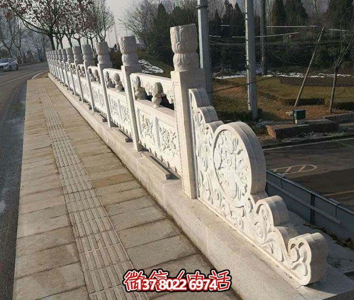 現(xiàn)代城市綠化防護欄桿，融入自然元素的花崗巖石雕