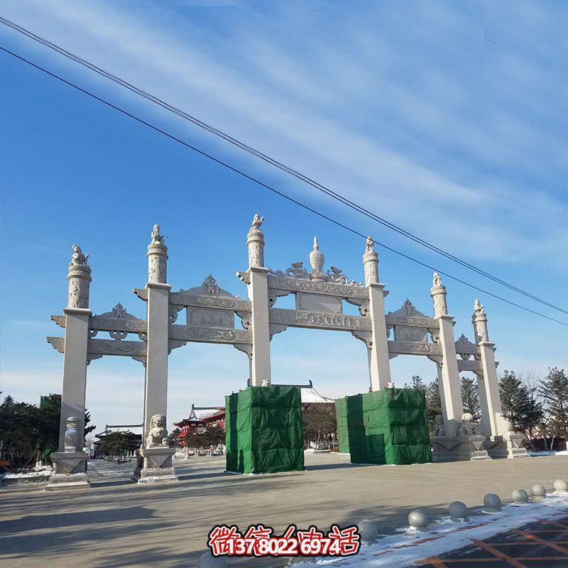 新款漢白玉牌坊，美觀而古樸的石六柱，為寺院和景區(qū)增添靈氣