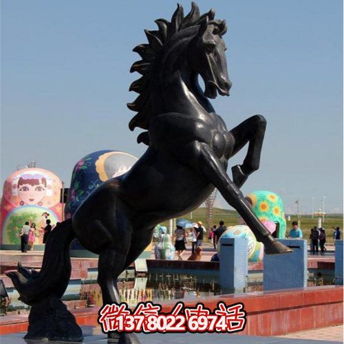 大型仿銅馬玻璃鋼雕塑，為廣場(chǎng)景觀增添無(wú)限精彩