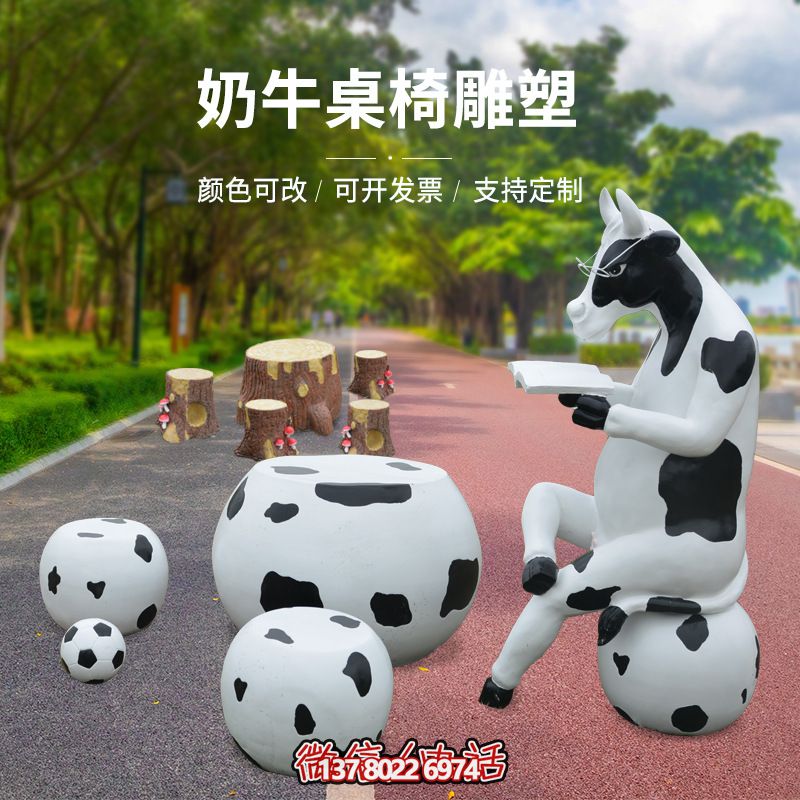 玻璃鋼雕塑牛只著看書桌椅，林中戶外休閑體驗