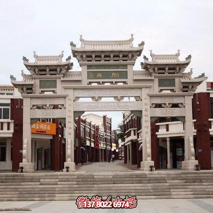 精美中式三門牌坊，裝飾大理街道