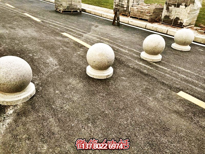 球形路障，為小學(xué)路邊擺放的安全隔離車