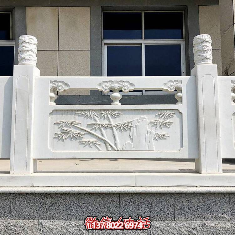 精致古典庭院雕飾浮雕石柱、欄桿、欄板，營(yíng)造溫馨園林