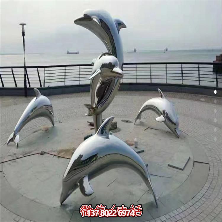 不銹鋼海豚雕塑，讓海邊的廣場(chǎng)更加美觀