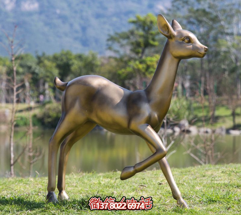 玻璃鋼雕刻仿梅花鹿雕塑，為池塘草坪添彩