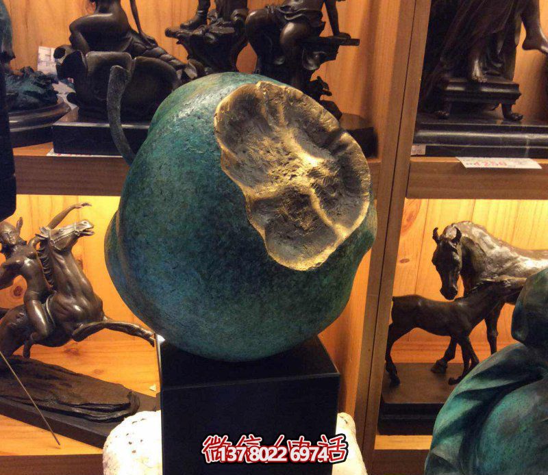 美麗寧靜，自然綠意——欣賞公園銅雕景觀，享受一口新鮮蘋果