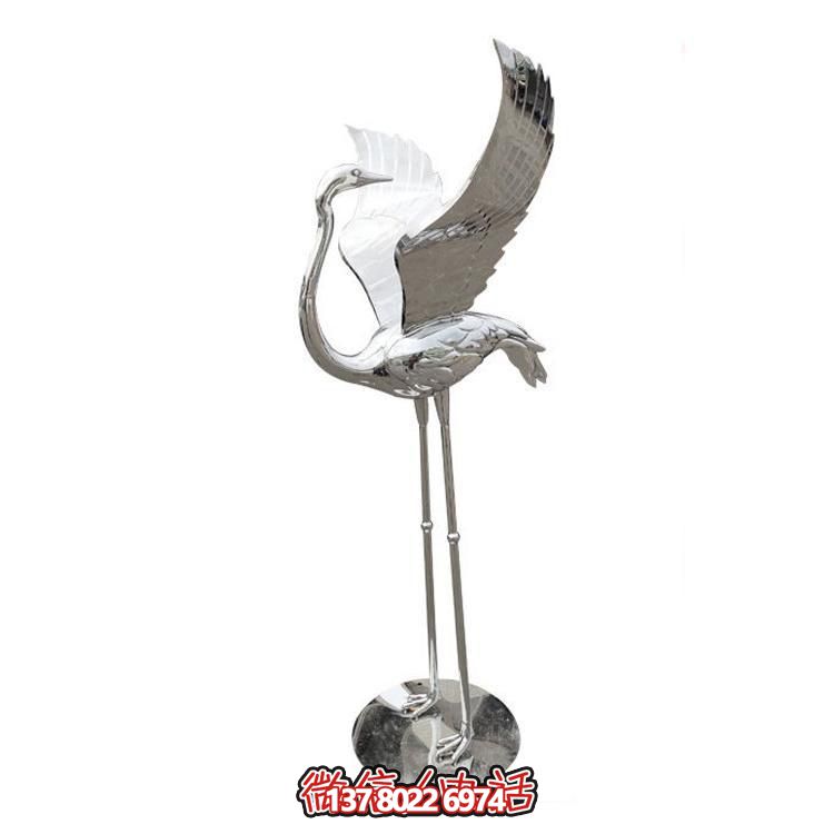 鏡面不銹鋼仙鶴雕塑，質(zhì)樸自然，展翅回頭