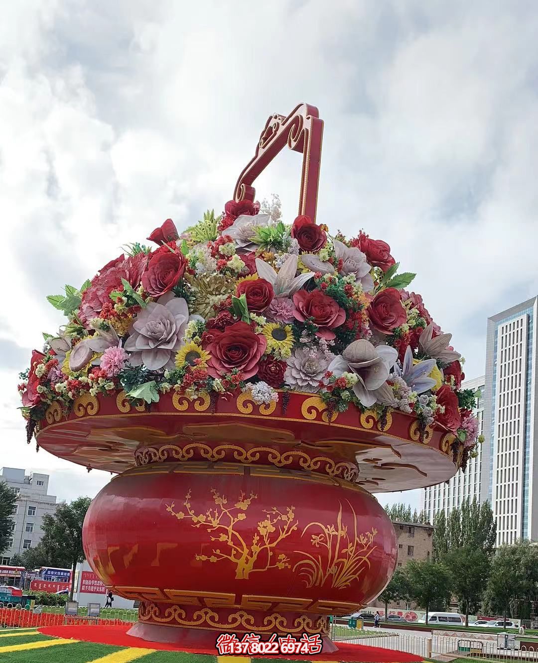 現代五彩花籃，給城市廣場帶來活力