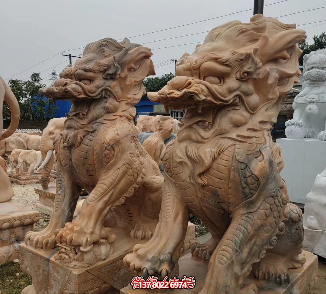 大型黃蠟石麒麟雕塑，點(diǎn)綴廣場景觀