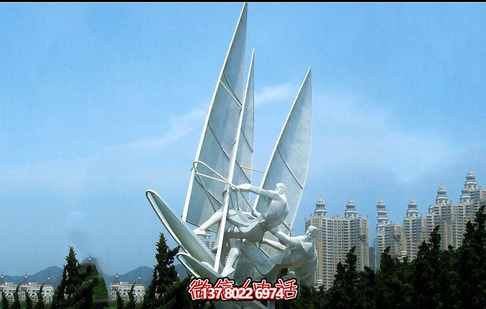 精美別墅鏤空雕塑點綴園林景觀，打造創(chuàng)意帆船