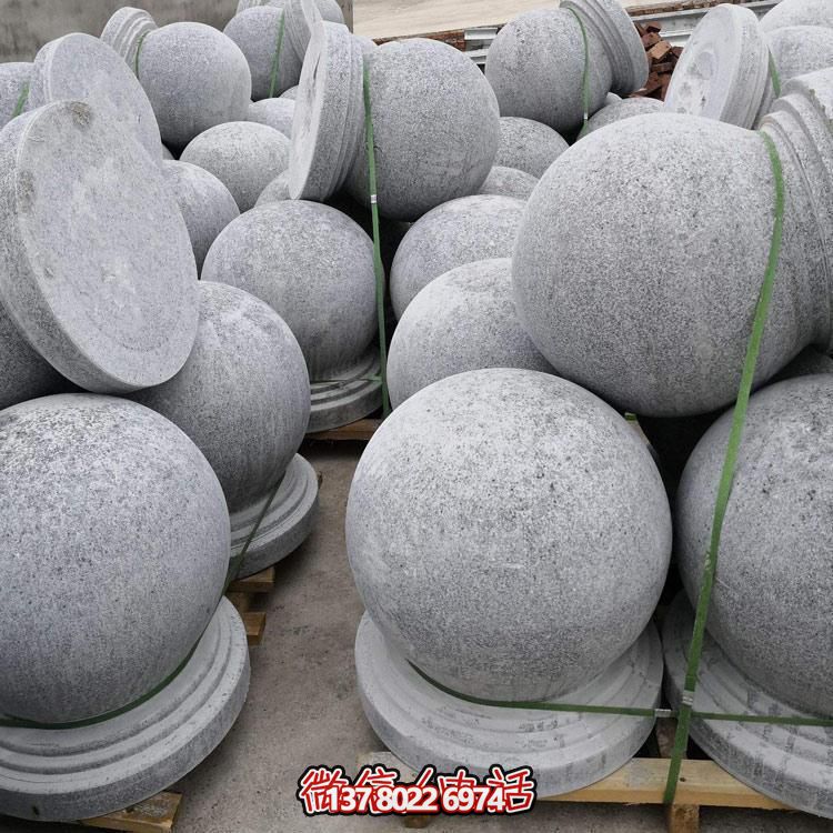 精美石雕車阻，點綴公園美景