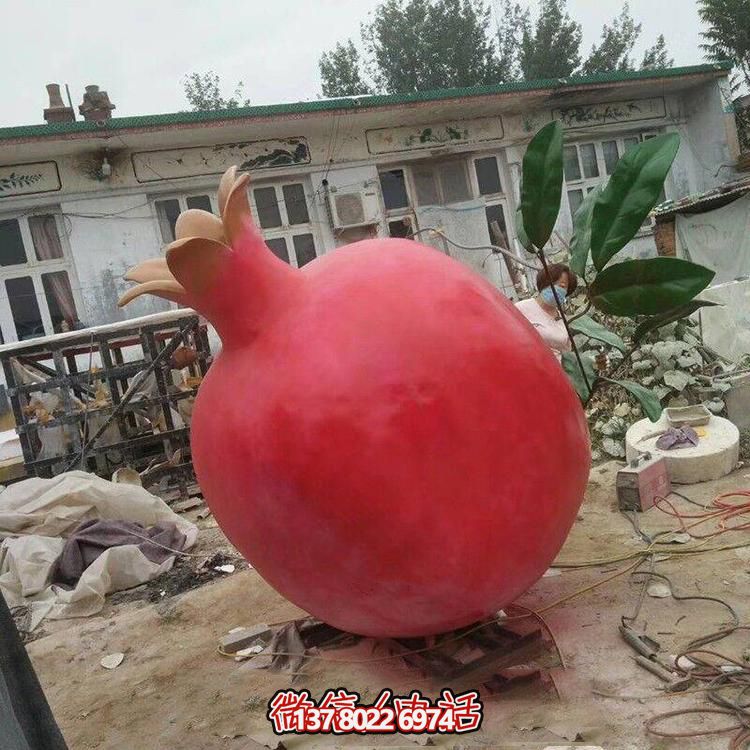 玻璃鋼仿真石榴雕塑，營(yíng)造公園景區(qū)綠色休閑氛圍