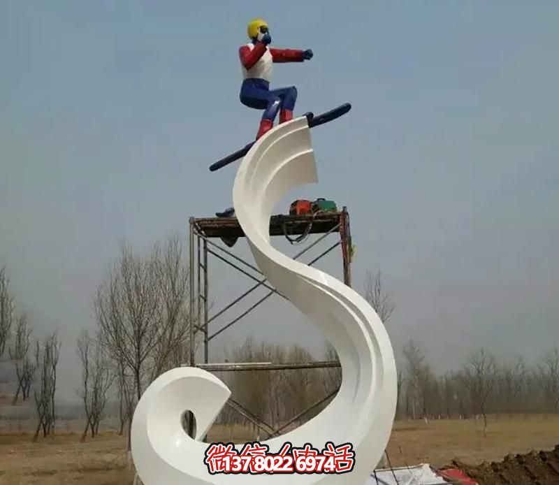 彩繪不銹鋼雕塑，把滑雪運(yùn)動(dòng)主題人物雕刻到廣場(chǎng)上