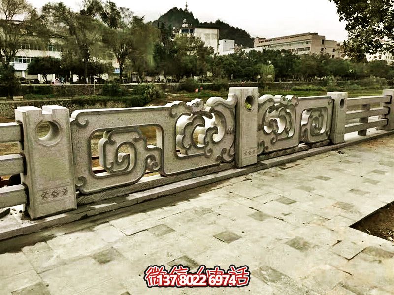 大理石石欄桿鏤空雕塑，讓湖邊的裝飾更加完美