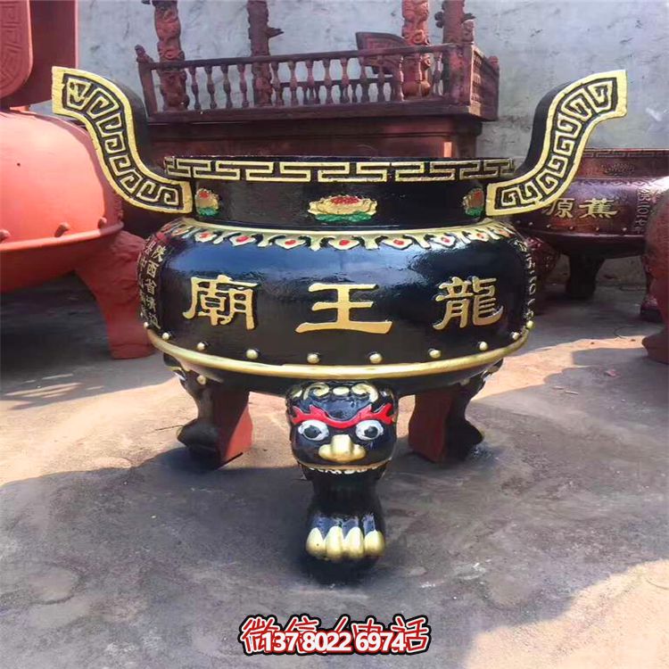 精美彩繪金漆圓形香爐，為寺廟添彩