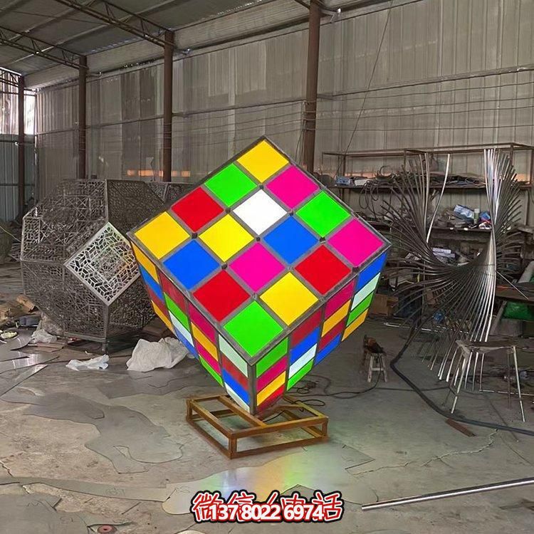 不銹鋼彩繪魔方景觀雕塑，點(diǎn)綴校園廣場