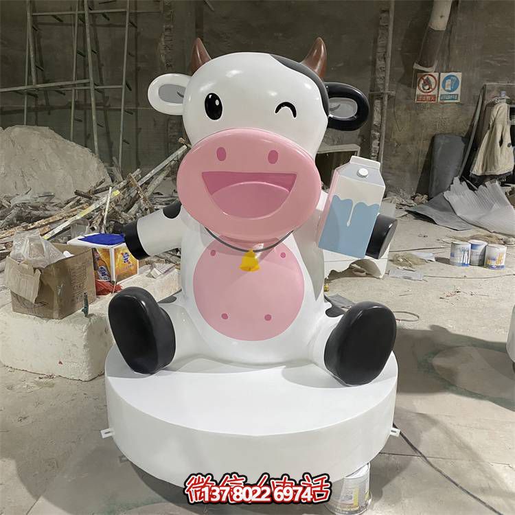 玻璃鋼雕塑，營(yíng)造優(yōu)雅卡通奶牛公仔氣氛