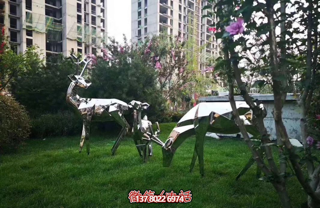不銹鋼梅花鹿雕塑，讓公園草坪更美麗