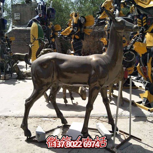 精美雕塑鹿，點綴園林景觀，增添藝術(shù)氣息