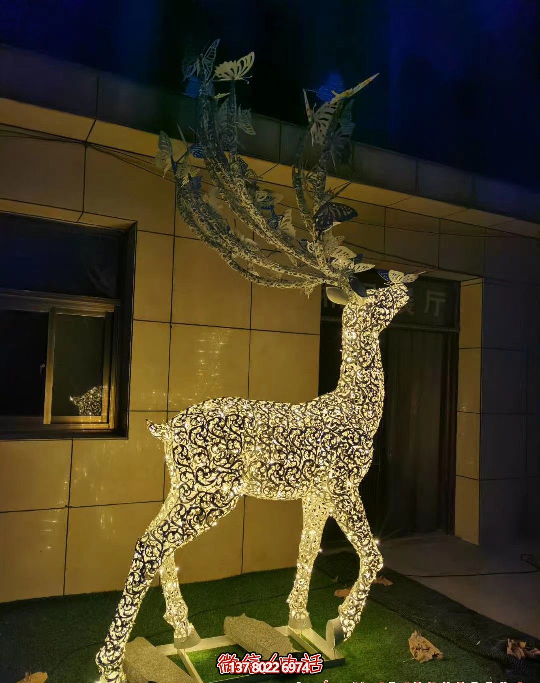 精美不銹鋼梅花鹿雕塑照明裝置，點(diǎn)綴廣場(chǎng)之美