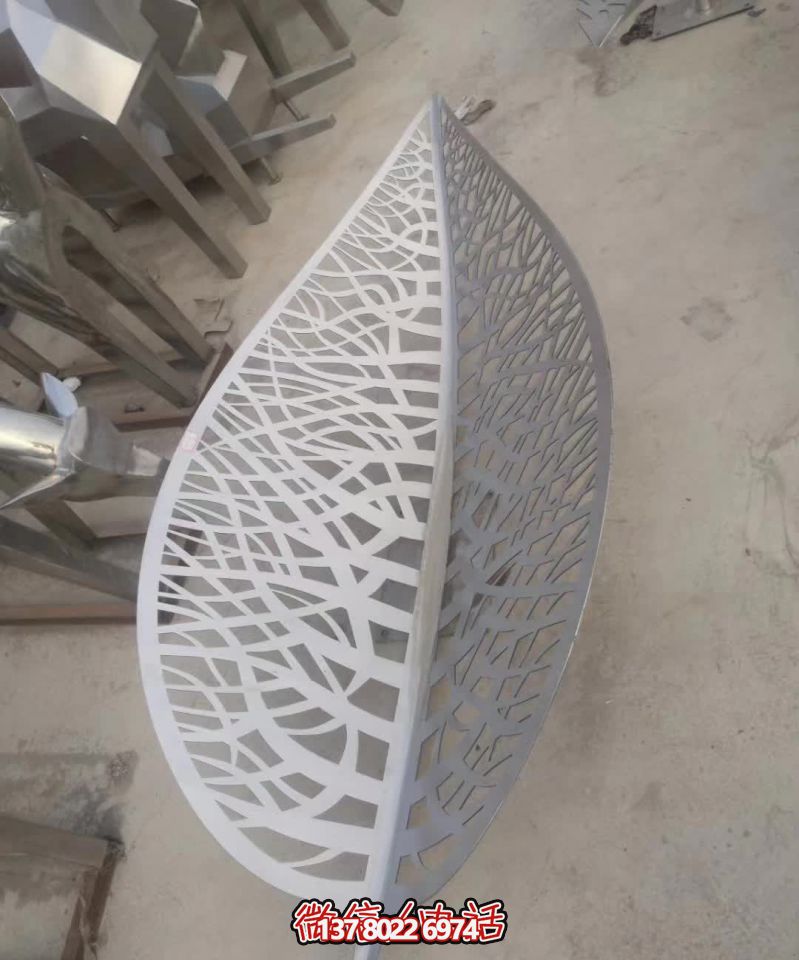 不銹鋼樹葉雕塑，給醫(yī)院藝術(shù)造型帶來絢麗美觀