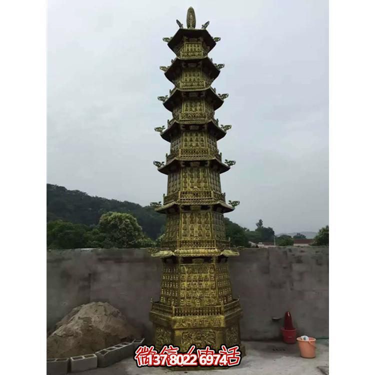 欣賞傳統(tǒng)文化，體驗(yàn)多層銅雕香爐的大型景區(qū)