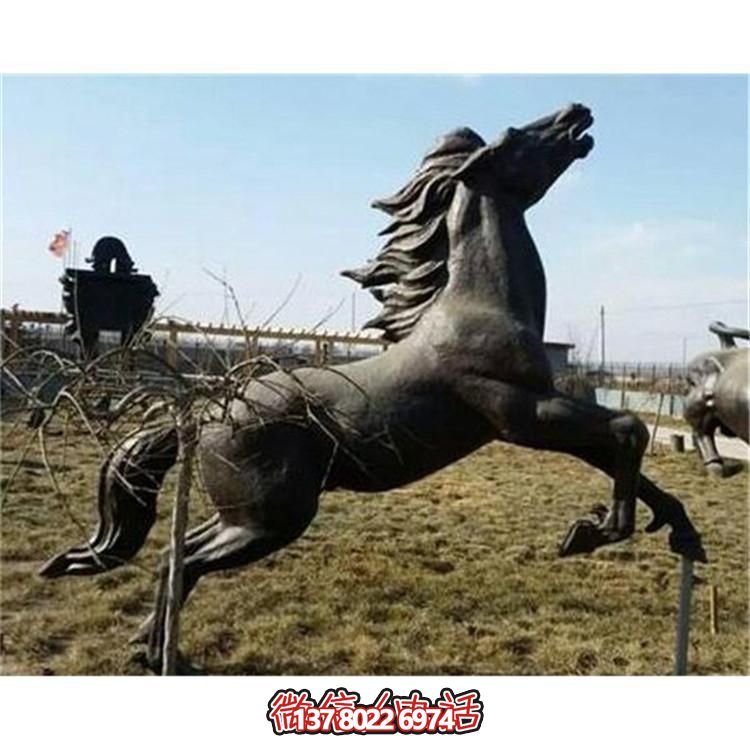 大型銅雕塑，為園林廣場(chǎng)擺放奔跑馬