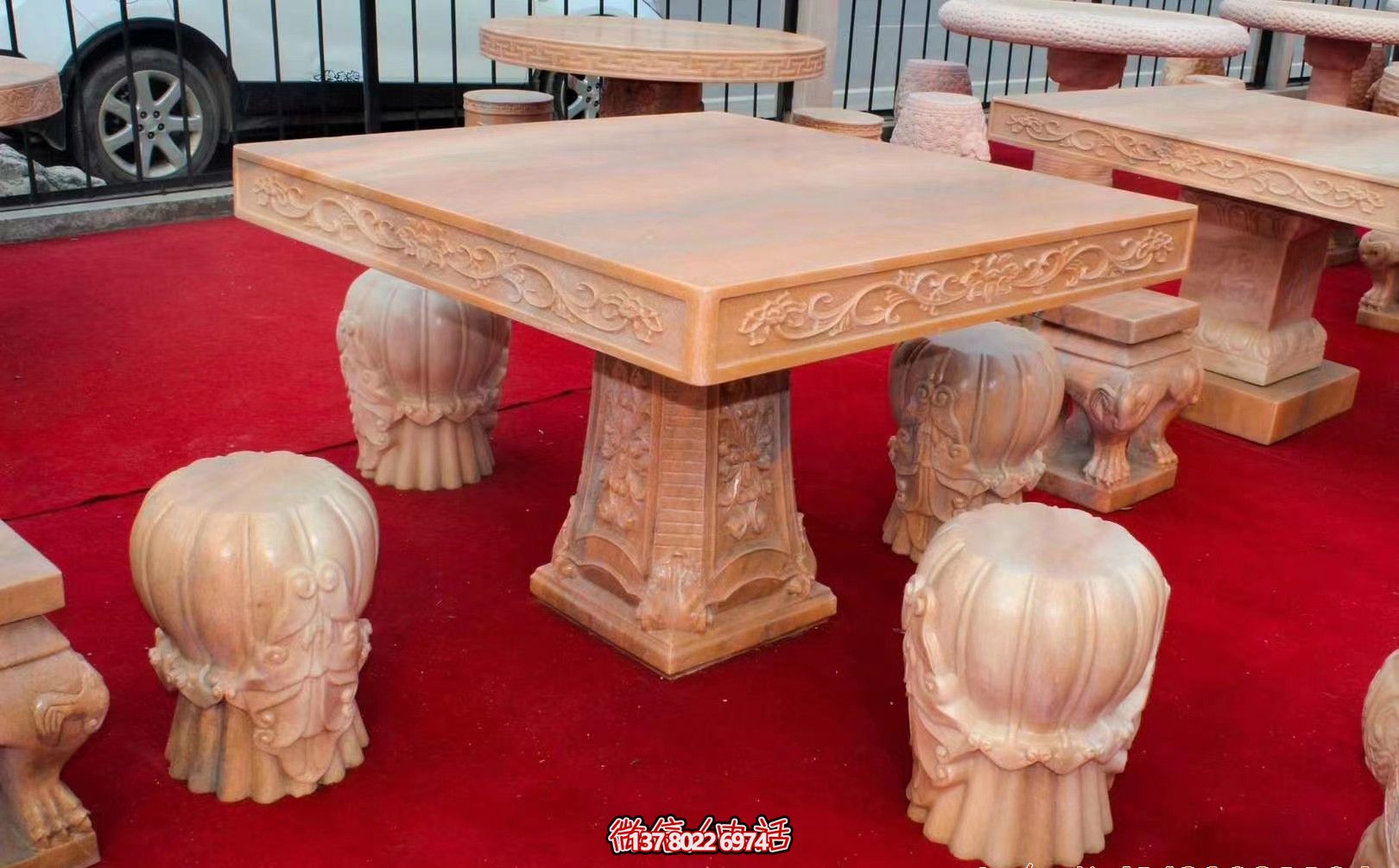 紅色方形石桌凳，欣賞晚霞雕塑，點亮花園廣場