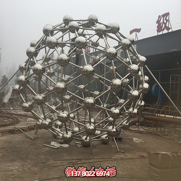 不銹鋼鏤空雕塑，為戶外景觀增添獨特色彩