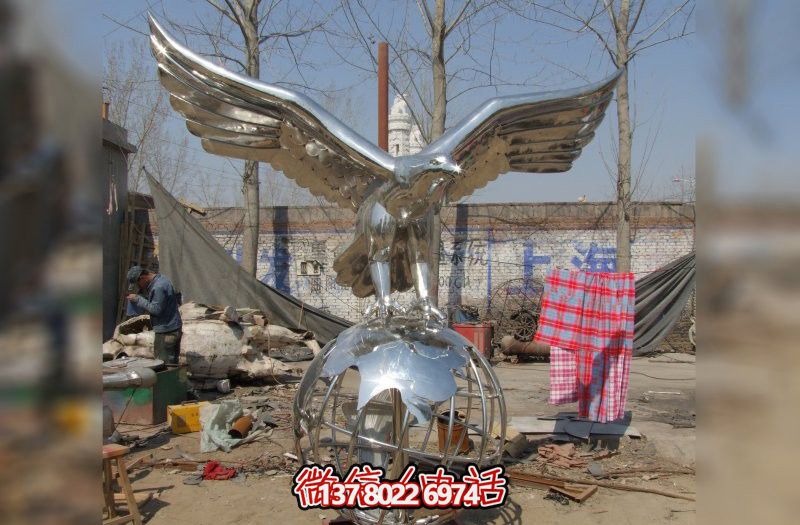 休息時(shí)刻，欣賞不銹鋼老鷹雕塑