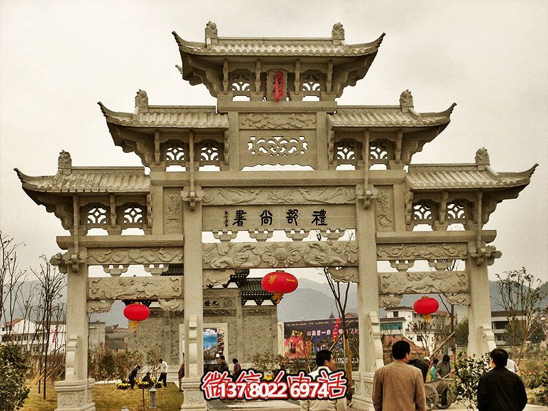 鏤空三門(mén)牌坊，點(diǎn)綴城市廣場(chǎng)