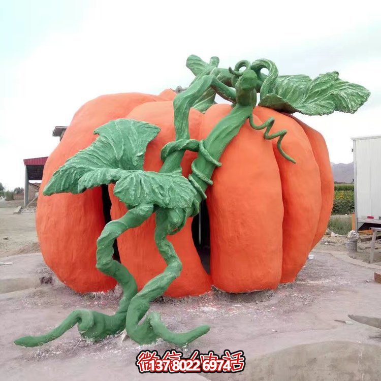 大型仿真南瓜雕塑，增添城市街道景觀