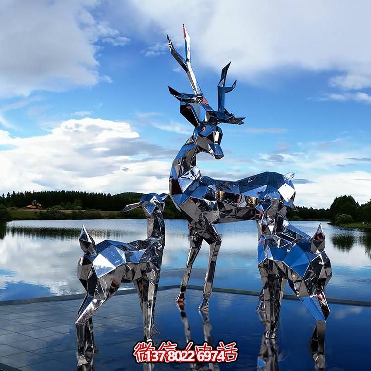 高聳入云的不銹鋼精美幾何雕塑，將公園景觀提升一個新境界