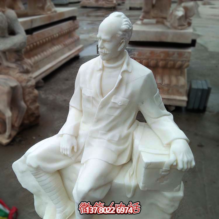 以白求恩精神為原型，漢白玉雕刻的護(hù)士坐姿雕塑