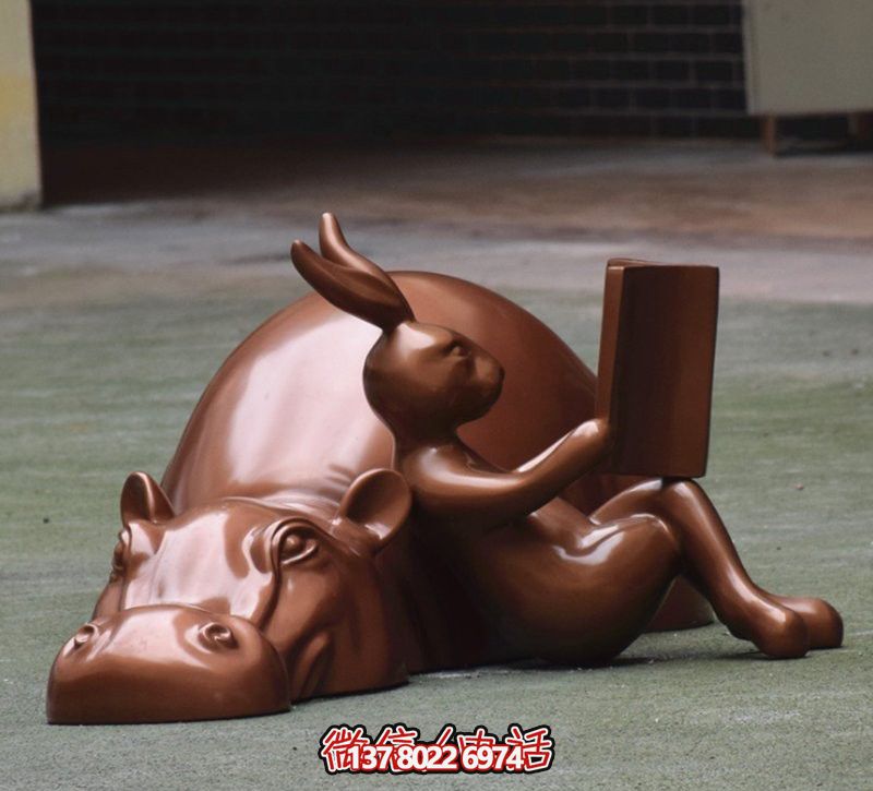 玻璃創(chuàng)意海馬雕塑，擺放于場內(nèi)，點(diǎn)綴你的生活