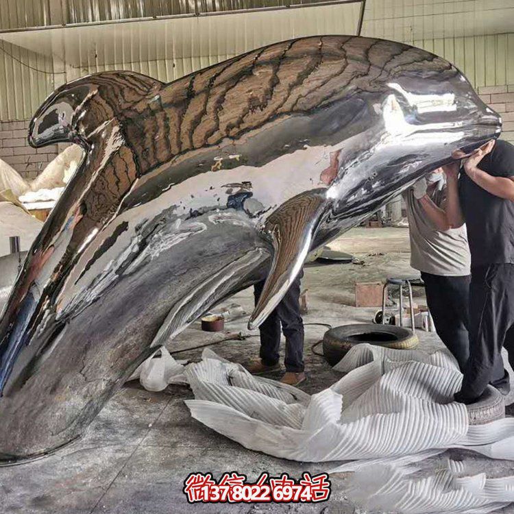 大型抽象鏡面不銹鋼鯨魚，展現室外精彩生活