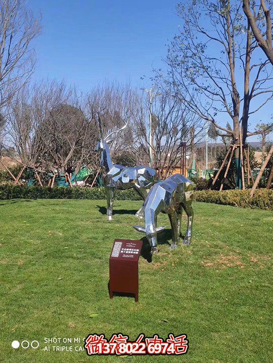 不銹鋼塊面鹿，抬頭鹿，低頭吃草的梅花鹿