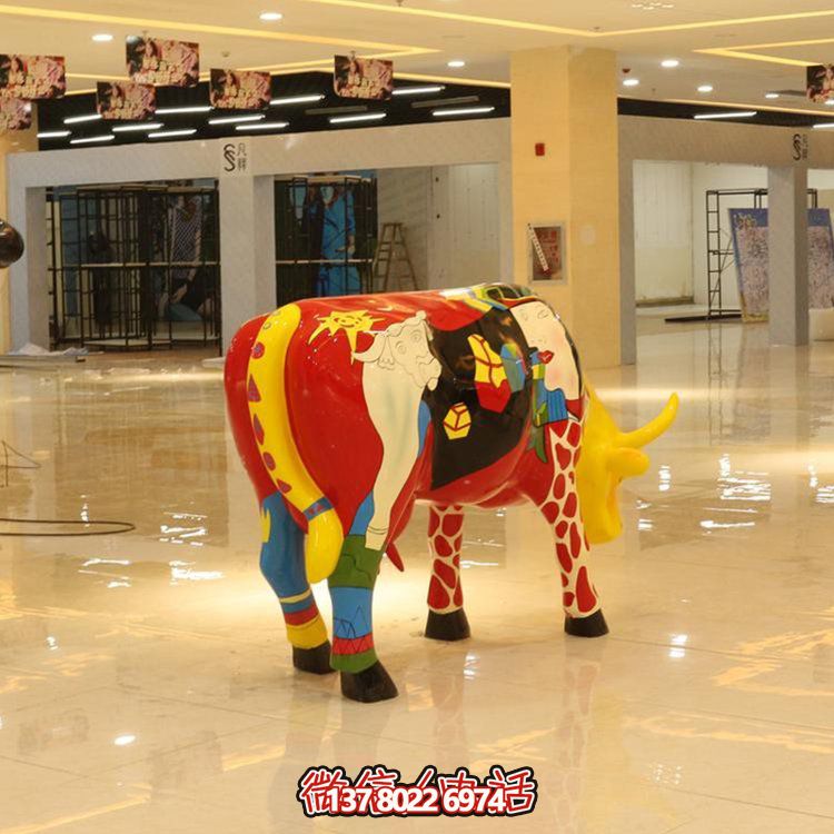 商場(chǎng)室內(nèi)擺放大型玻璃鋼彩繪牛動(dòng)物小品雕塑