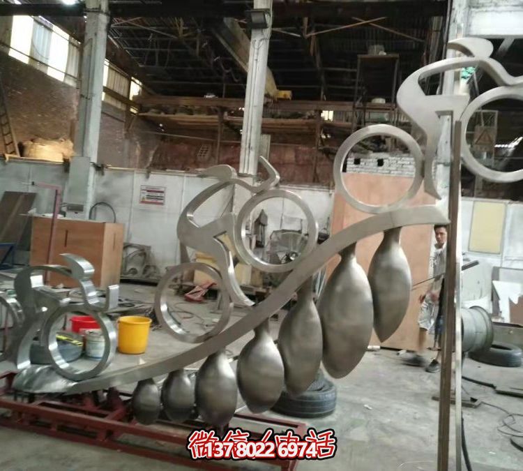 抽象園林廣場(chǎng)不銹鋼騎行車(chē)的抽象人物