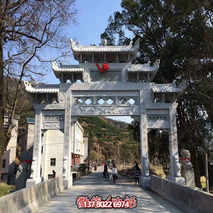 村口石牌坊，三間四柱石雕牌樓