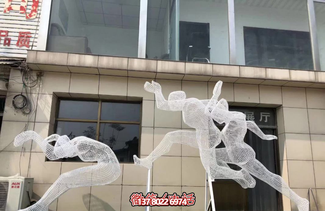 學院操場創(chuàng)意網(wǎng)格不銹鋼運動跳遠人物雕塑