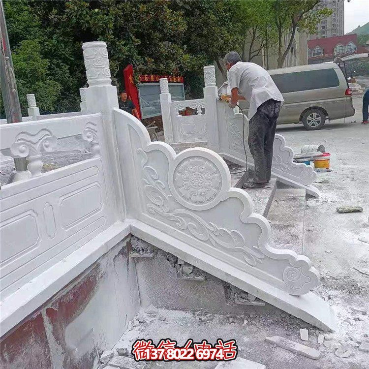漢白玉旗臺(tái)欄板欄桿安裝，細(xì)節(jié)打磨處理